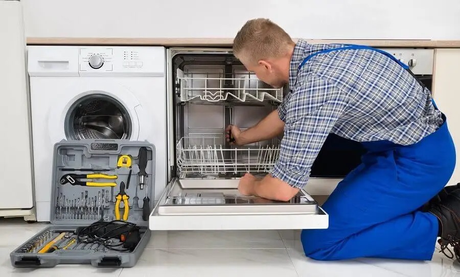 Foça Hoover servisi teknisyen ekibi beyaz eşya tamiri yaparken